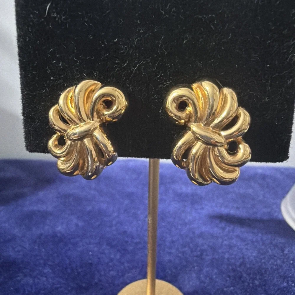 Vintage 50s Signed MONET Gold tone Polished BOW Clip-On Earrings